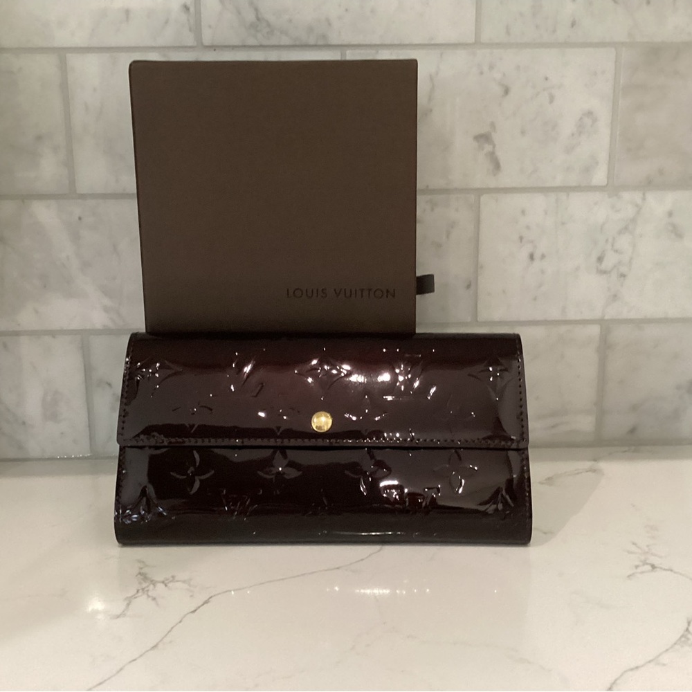 NWT Authentic Louis Vuitton Sarah Vernis Wallet in Amarante
